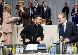 El presidente ucraniano, Volodímir Zelenski, charla con el primer ministro británico, Keir Starmer, durante la cita de Copenhague.