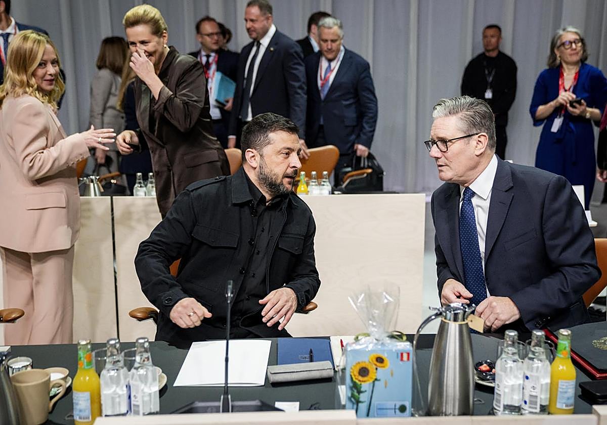 El presidente ucraniano, Volodímir Zelenski, charla con el primer ministro británico, Keir Starmer, durante la cita de Copenhague.