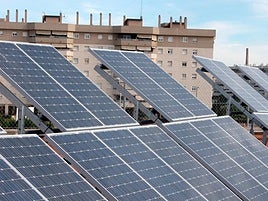 Tejado con paneles solares.