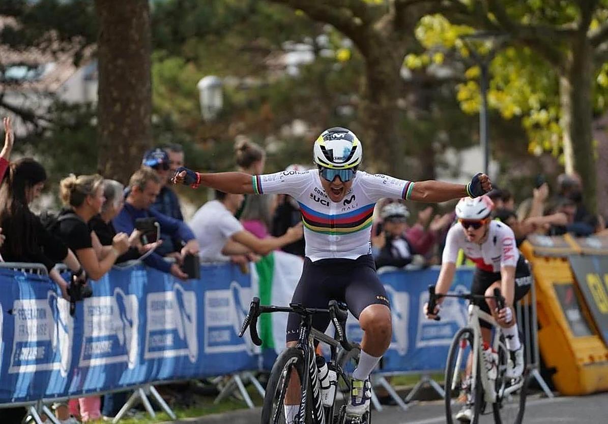 Paula Ostiz celebra la victoria en la prueba en línea júnior.