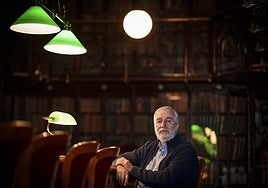 Ángel Gil de Miguel, en la biblioteca de la Real Academia Nacional de Medicina de España (Ranme).