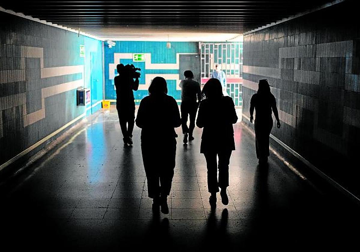 Varias personas caminan por un paso subterráneo del Metro de Madrid tras el apagón.