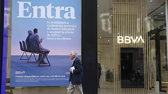 BBVA y Sabadell se denuncian mutuamente ante la CNMV por malas prácticas en el canje de la OPA