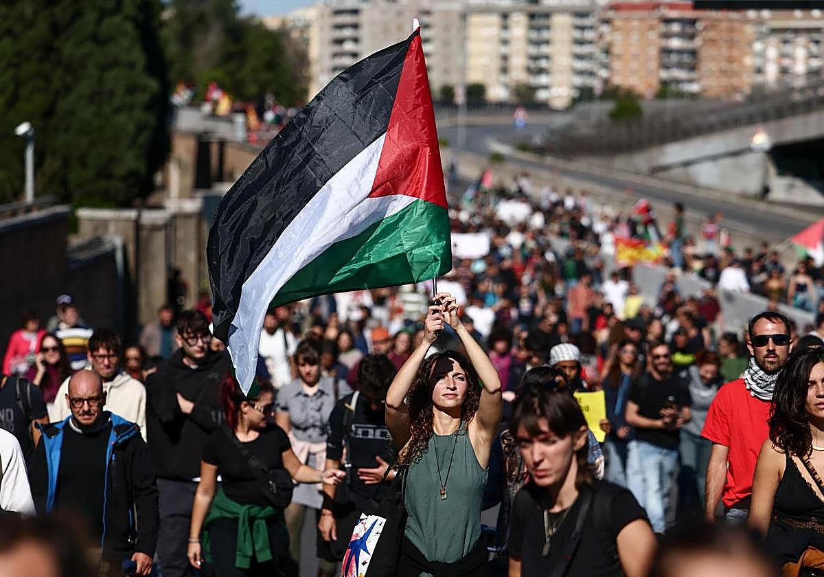 Manifestantes propalestinos se manifiestan en el centro de Roma este viernes.