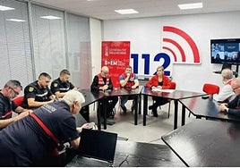 Un instante de la reunión de Emergencias en el centro de L'Eliana