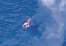 La lancha en llamas tras el ataque del ejército estadounidense.