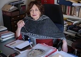 Cristina Fernández Cubas en su escritorio.