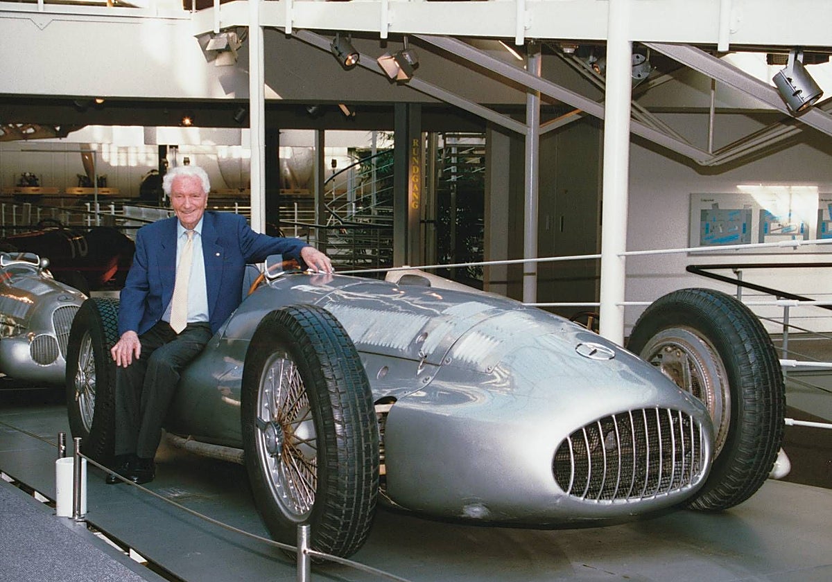 Manfred von Brauchitsch en el antiguo Museo Mercedes-Benz de Stuttgart junto al W 154 de 1939