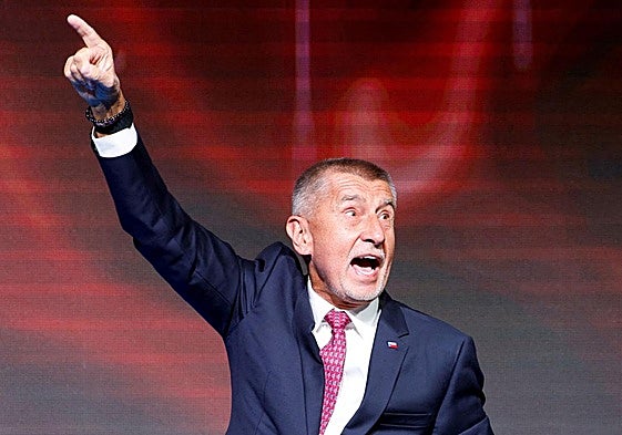 Andrej Babis celebra su victoria.