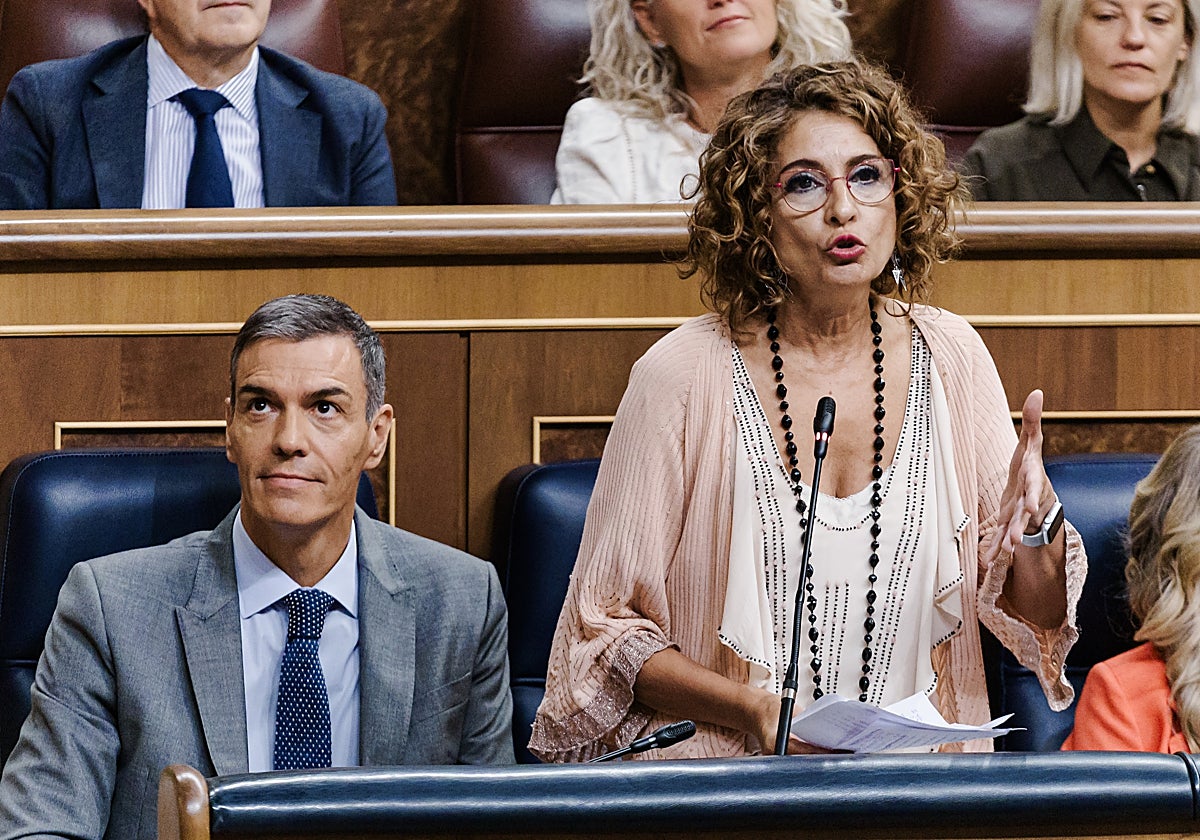 El presidente del Gobierno, Pedro Sánchez, y la vicepresidenta y ministra de Hacienda, María Jesús Montero, en el pleno del Congreso.