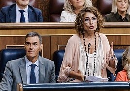 El presidente del Gobierno, Pedro Sánchez, y la vicepresidenta y ministra de Hacienda, María Jesús Montero, en el pleno del Congreso.