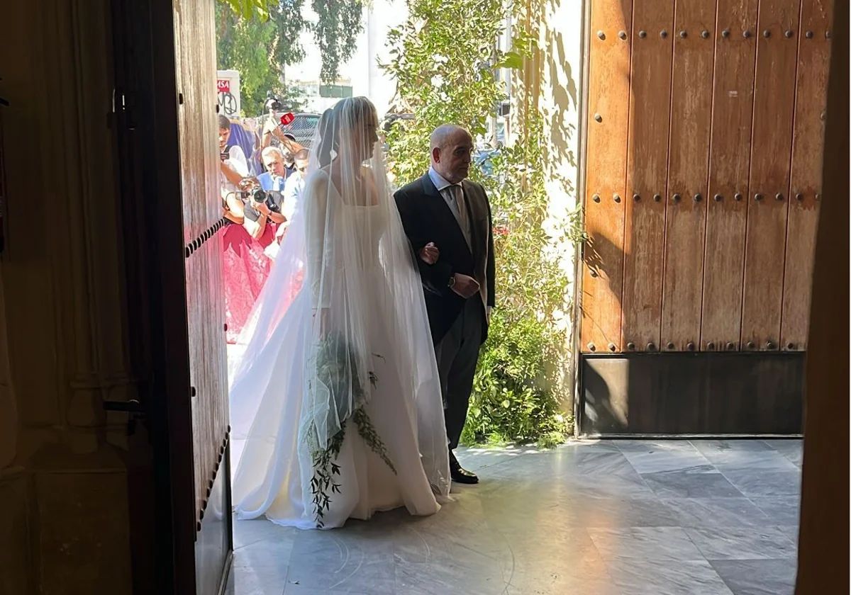 Bárbara Mirjan, en la puerta de la iglesia del brazo de su padre, Javier Mirjan Ajbaa, un empresario de origen libanés,
