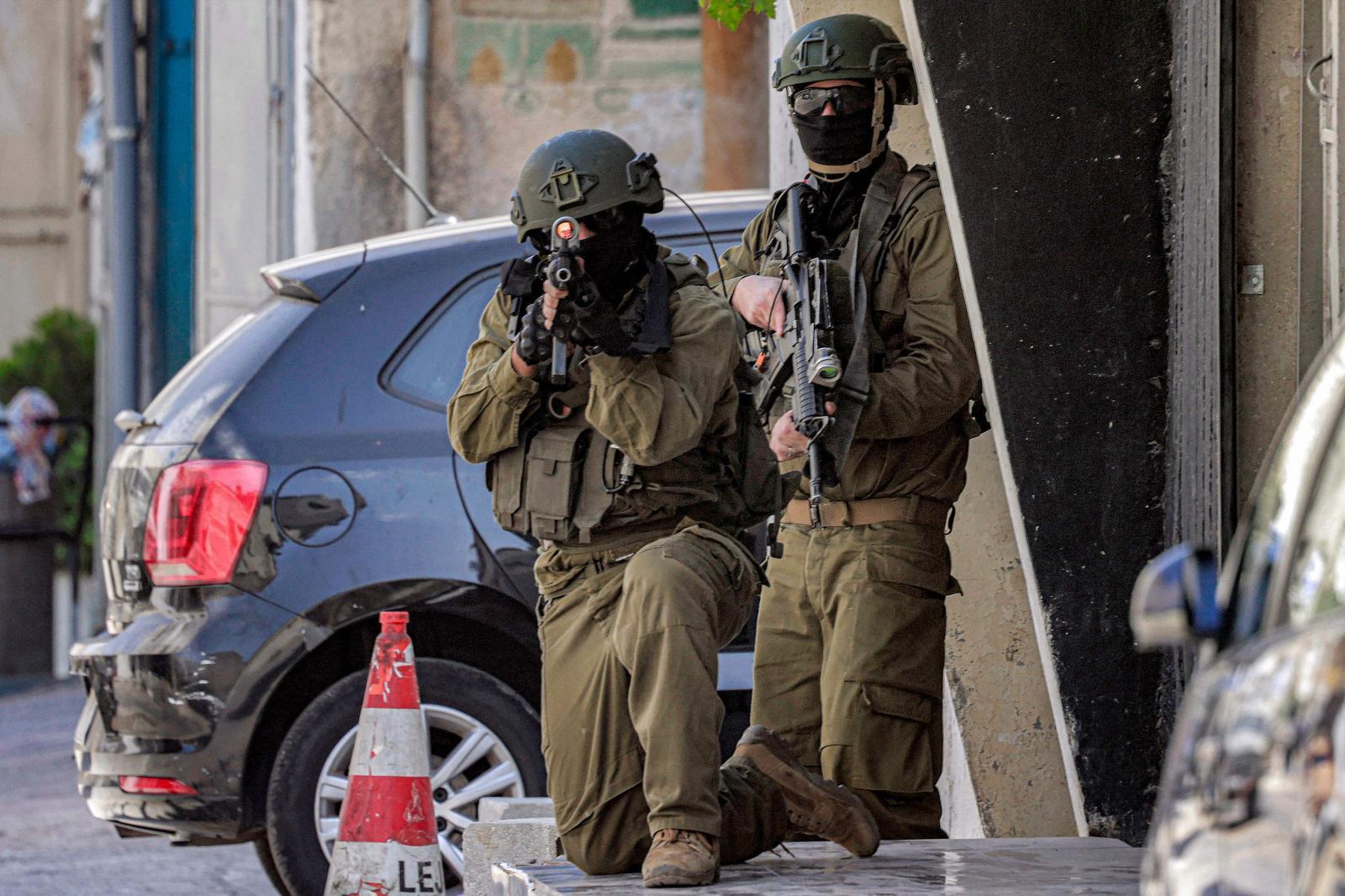 Dos militares participan en una patrulla de reconocimiento en Cisjordania.