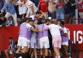 Los futbolistas del Sevilla celebran el cuarto gol del conjunto hispalense ante el Barcelona.