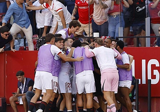 Los futbolistas del Sevilla celebran el cuarto gol del conjunto hispalense ante el Barcelona.