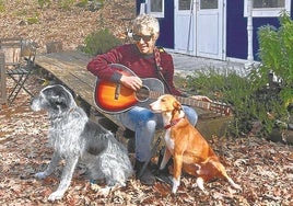 Ignacio Garbayo, líder de Zodiacs, convive con 'Ringo' y 'Elvis' en un pueblo de Cáceres.