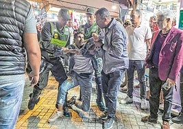 Miembros de las fuerzas de seguridad arrestan a un manifestante durante una protesta en Rabat.