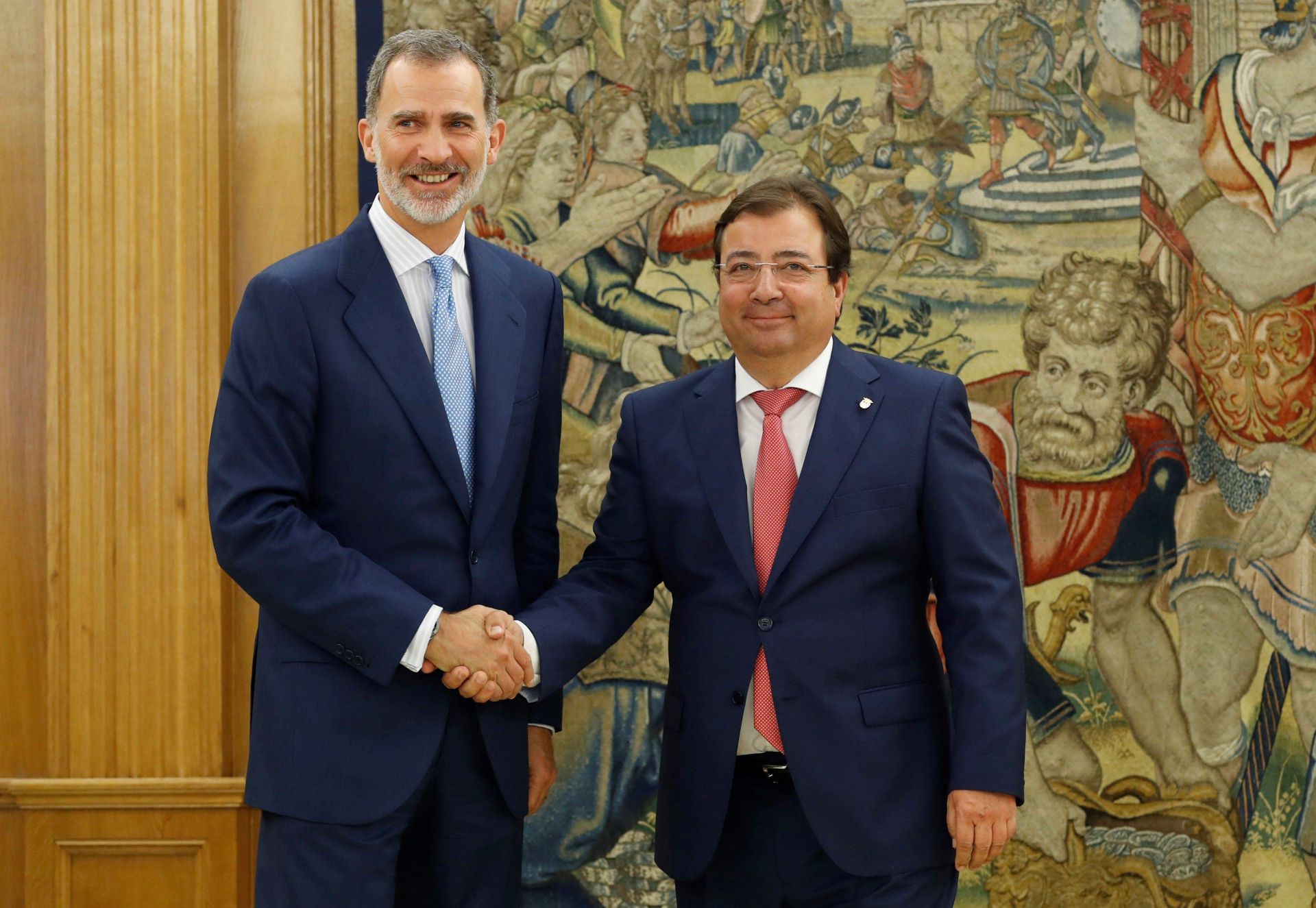 Guillermo Fernández Vara con el rey Felipe VI en julio de 2019.