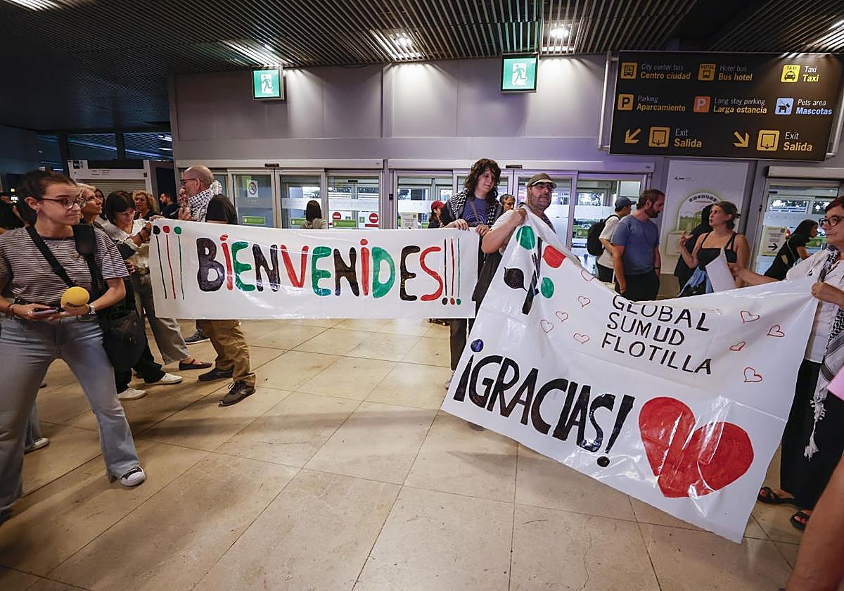 Manifestantes esperan a los tripulantes de la flotilla, en Barajas.