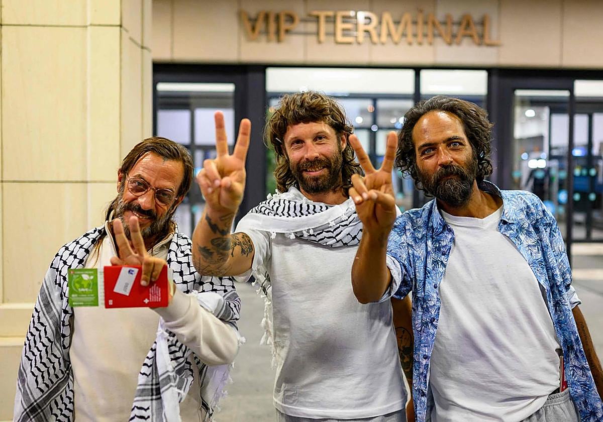 Deportados por Israel, 137 activistas de la Global Sumud Flotilla llegaron ayer a Estambul en un avión fletado por el Gobierno turco.