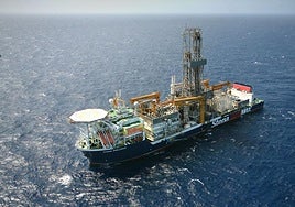 Barco en busca de localizar petróleo.