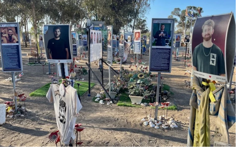 En el lugar del festival de música electrónica Nova, en pleno desierto del Néguev y a unos cinco kilómetros de la frontera entre Israel y Gaza, se levanta un monumento en recuerdo de las víctimas compuesto por sus retratos y sus historias.