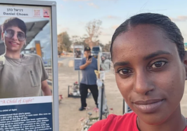 Mazal Tazazo, ante el retrato de su amiga Daniel Cohen, asesinada, y de otras víctimas en el lugar del festival Nova.