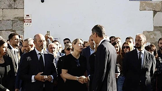 Pedro Sánchez, en el funeral de Fernández Vara en Olivenza: «Tenemos que recoger su legado»