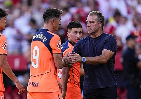 Hansi Flick conversa con Lewandowski en una pausa del partido del Barça ante el Sevilla.