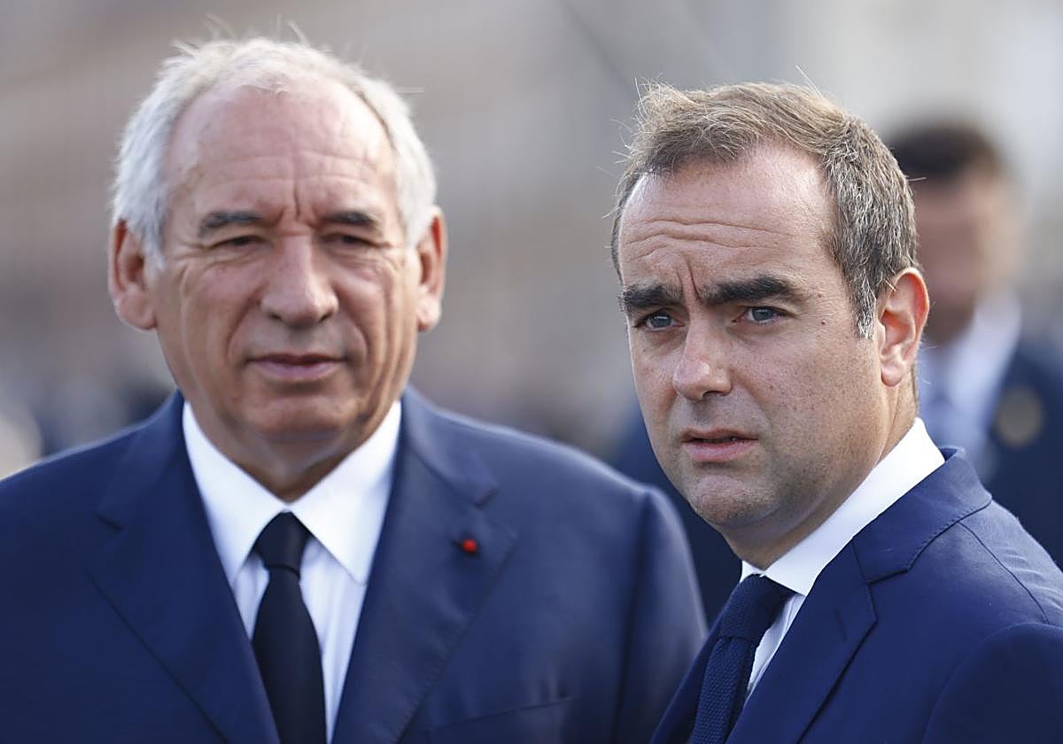 Los ex primeros ministros Bayrou y Lecornu, que no suman un año en el cargo entre los dos.