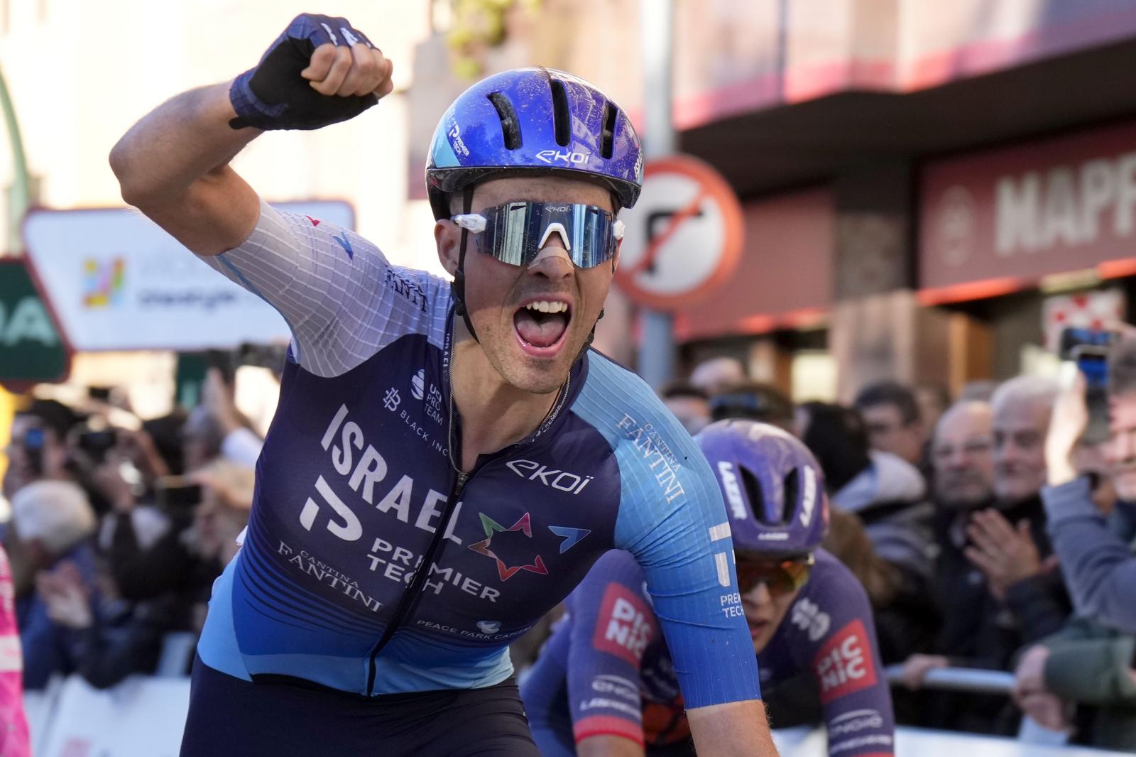El británico Ethan Vernon, del equipo Israel-Premier Tech, celebra su victoria en la segunda etapa de la Volta Ciclista a Catalunya.