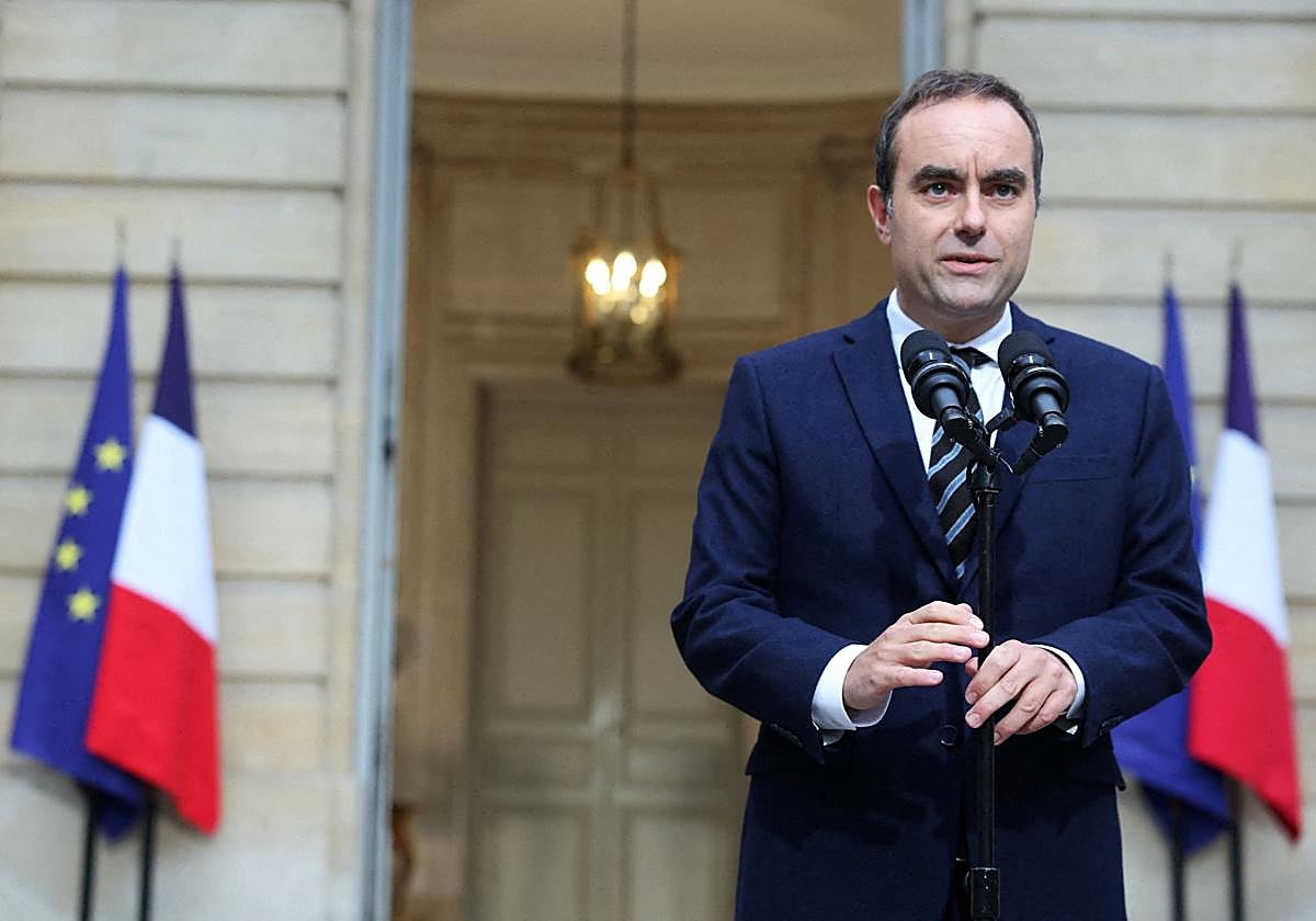 El primer ministro francés, Sébastien Lecornu, pronuncia una declaración institucional este lunes en París antes de la ronda de consultas con los partidos políticos previa al anuncio del nuevo Gobierno
