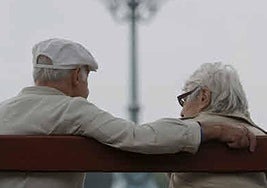 Una pareja de jubilados, en un parque.