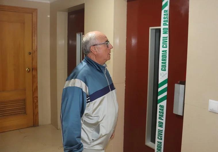 Un vecino observa el ascensor precintado por la Guardia Civil tras el siniestro mortal.