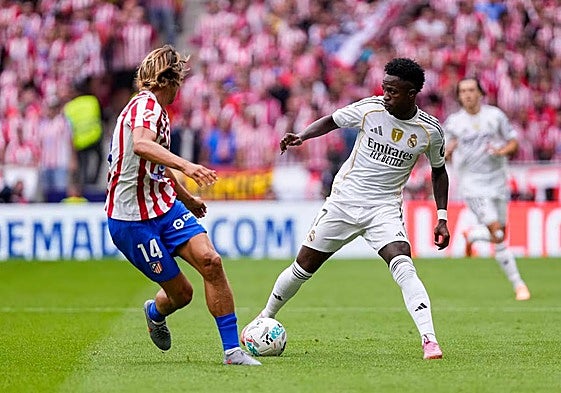 Marcos Llorente y Vinicius Jr. en el último derbi madrileño.