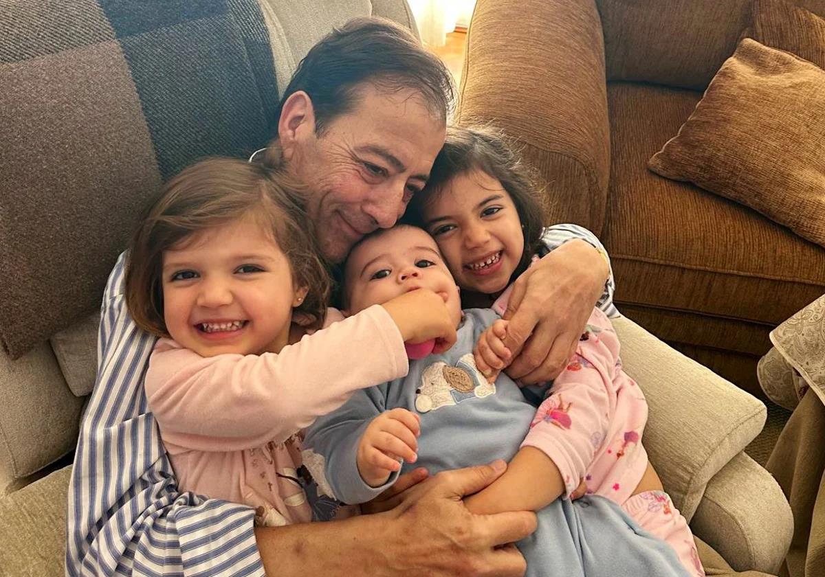 Fernández Vara, abrazado a sus tres nietos en un mensaje de agradecimiento difundido por la familia.