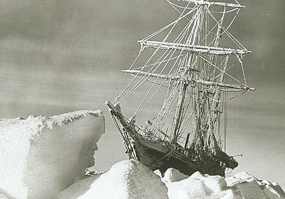 La goleta Endurance, atrapada por el hielo antártico, en 1915.