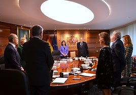 Magistrados del Tribunal Constitucional antes de comenzar un Pleno.