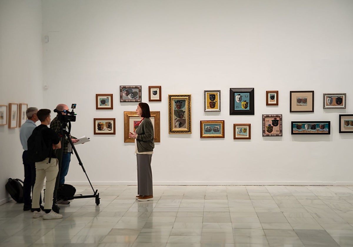 La comisaria Patricia Molins, delante de una reunión de las 'Máscaras' de Maruja Mallo, en el Museo Reina Sofía, este martes