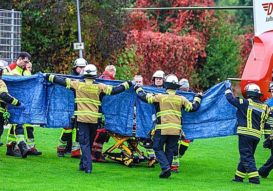 Bomberos y rescatistas transportan en camilla a Iris Stalzer tras ser atacada brutalmente en la localidad de Herdecke.
