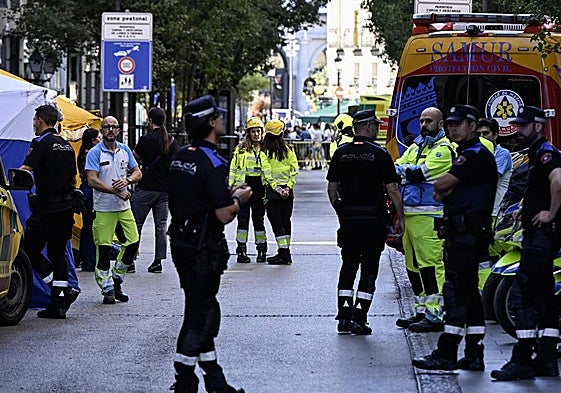 Inmediaciones del lugar en el que el derrumbe parcial de un edificio en pleno centro de Madrid.