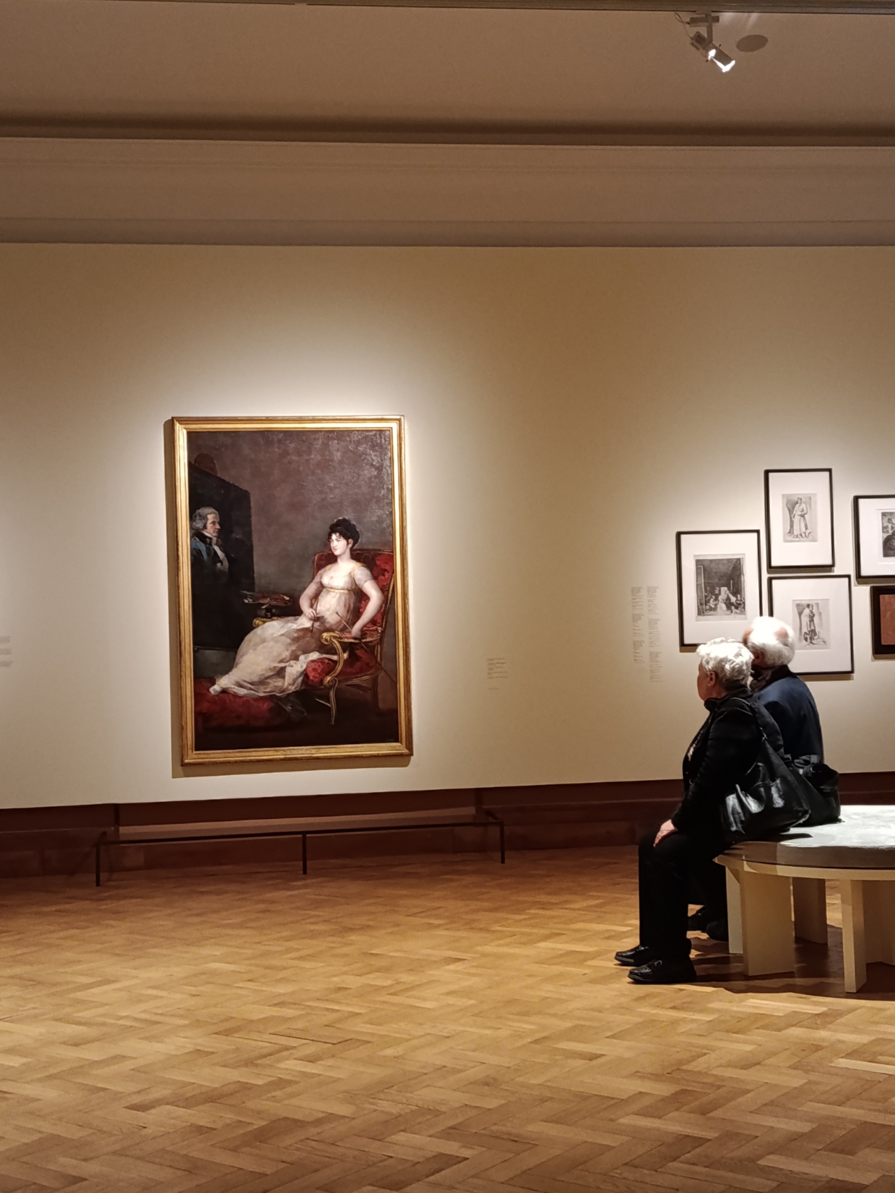 Dos visitantes observan la obra 'La marquesa de Villafranca pintando a su marido'.