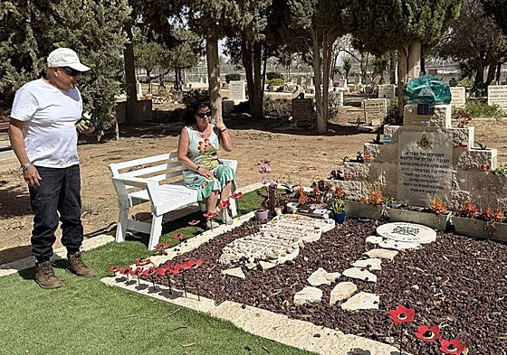 Danny Garcovich y su esposa en la tumba de su hija, Dafna, y su yerno, el guipuzcoano Iván Illarramendi en Kissufim.