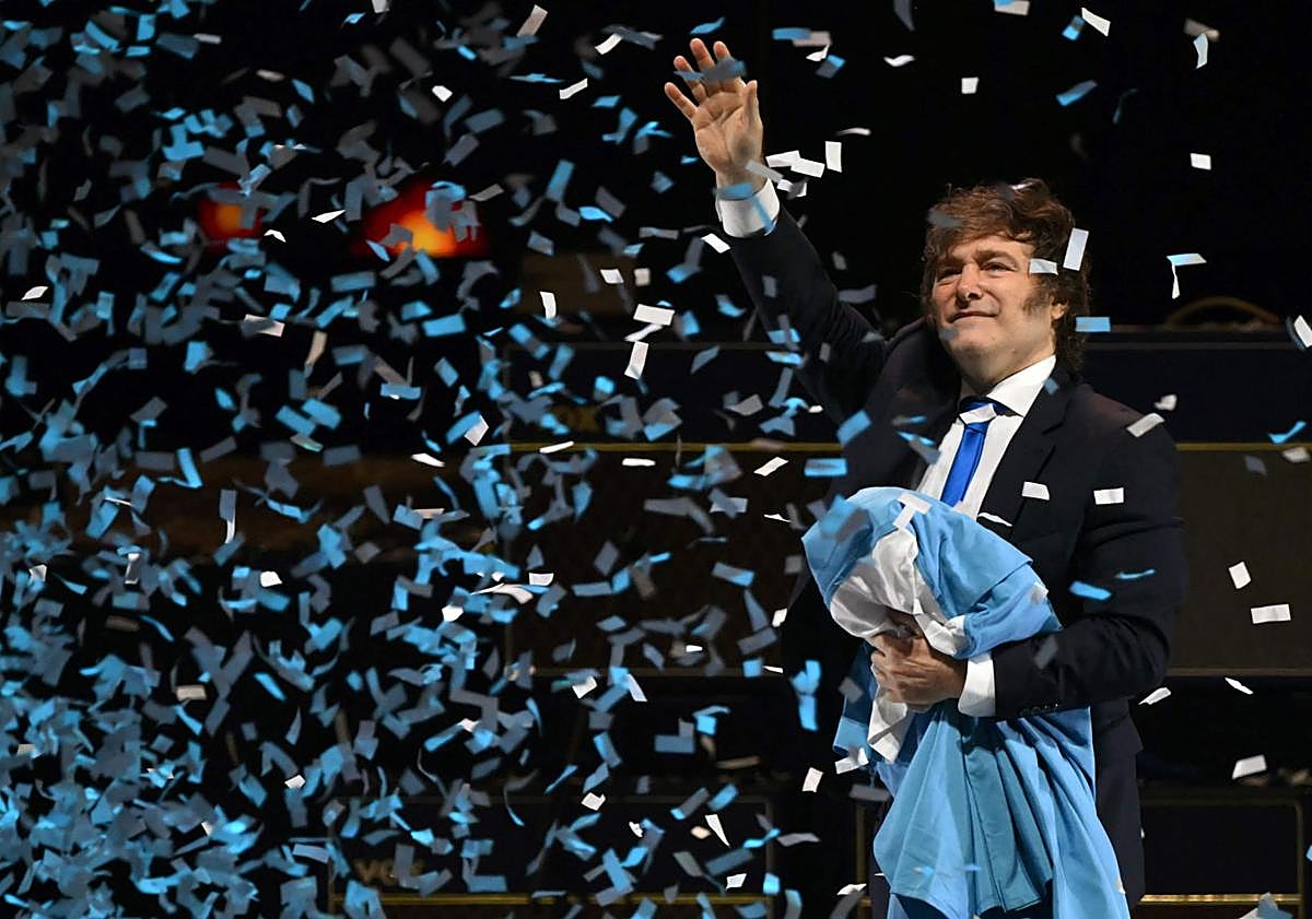 Imagen principal - Milei tira de Nino Bravo para arengar a su tropa