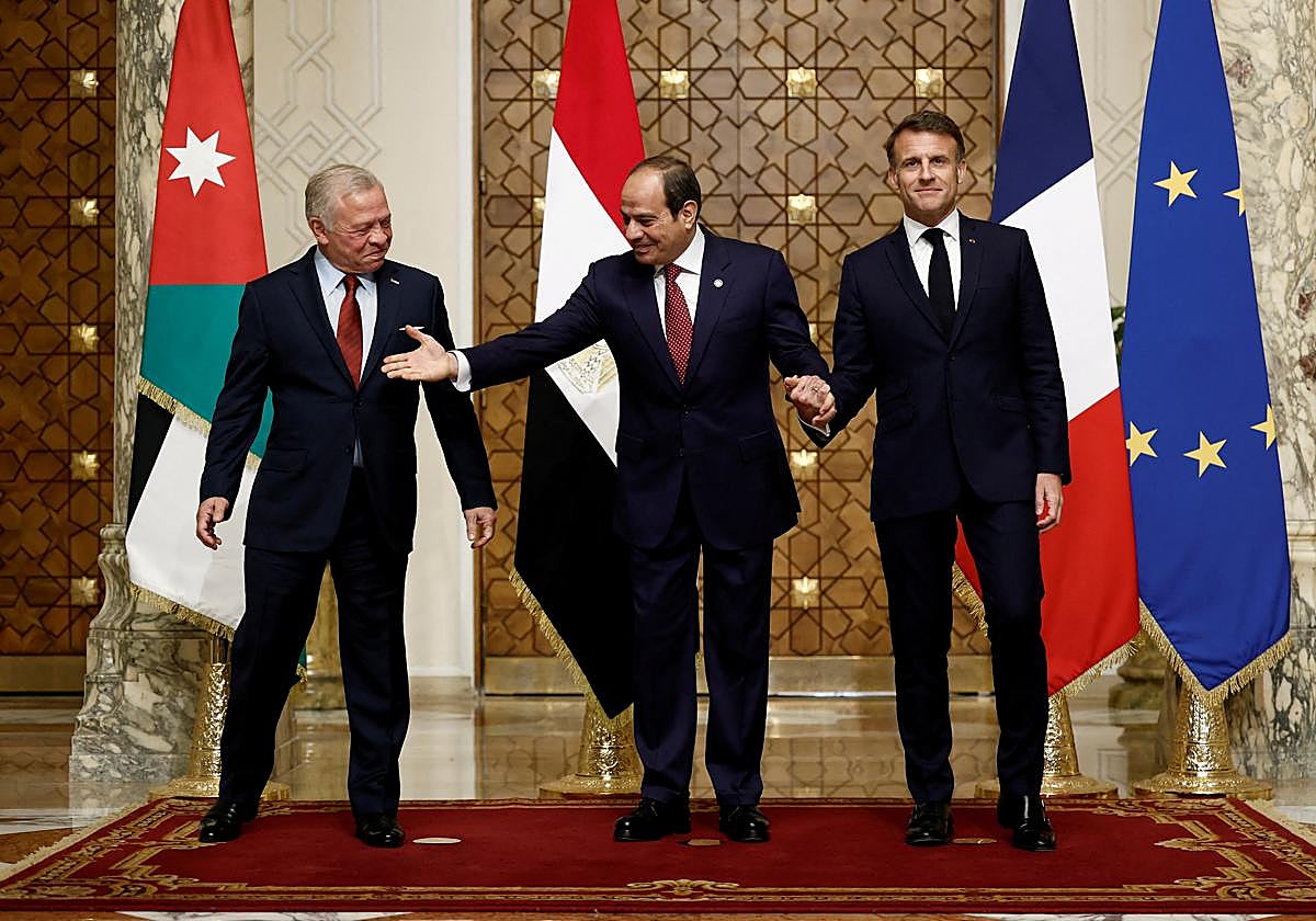 Macron inicia la cumbre franco-árabe en París en medio de la vorágine política