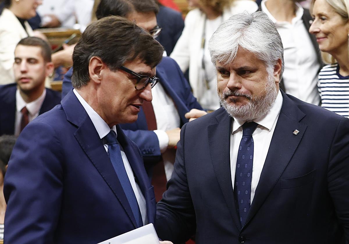 El presidente de la Generalitat, Salvador Illa, conversa con el presidente del grupo parlamentario de Junts, Albert Batet.