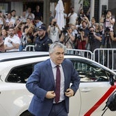 Santos Cerdán y su abogado Benet Salellas a la entrada del Supremo antes de su encarcelamiento.