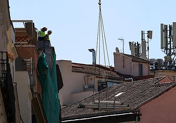 Bomberos inspeccionan la fachada del edificio siniestrado.