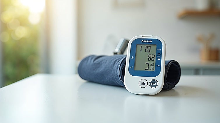 Analizamos el tensiómetro de brazo OMRON X2: Precisión clínica y uso sencillo para el control en casa