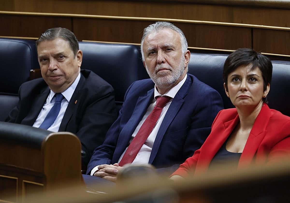 Ángel Víctor Torres, entre Luis Planas e Isabel Rodríguez.